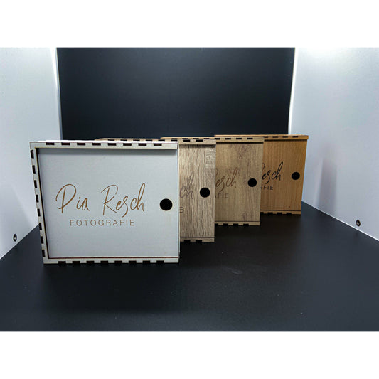 Personalisierbare Fotobox mit USB-Stick | aus Holz |  Laser Cut-Gravur | nachhaltig produziert in Deutschland
