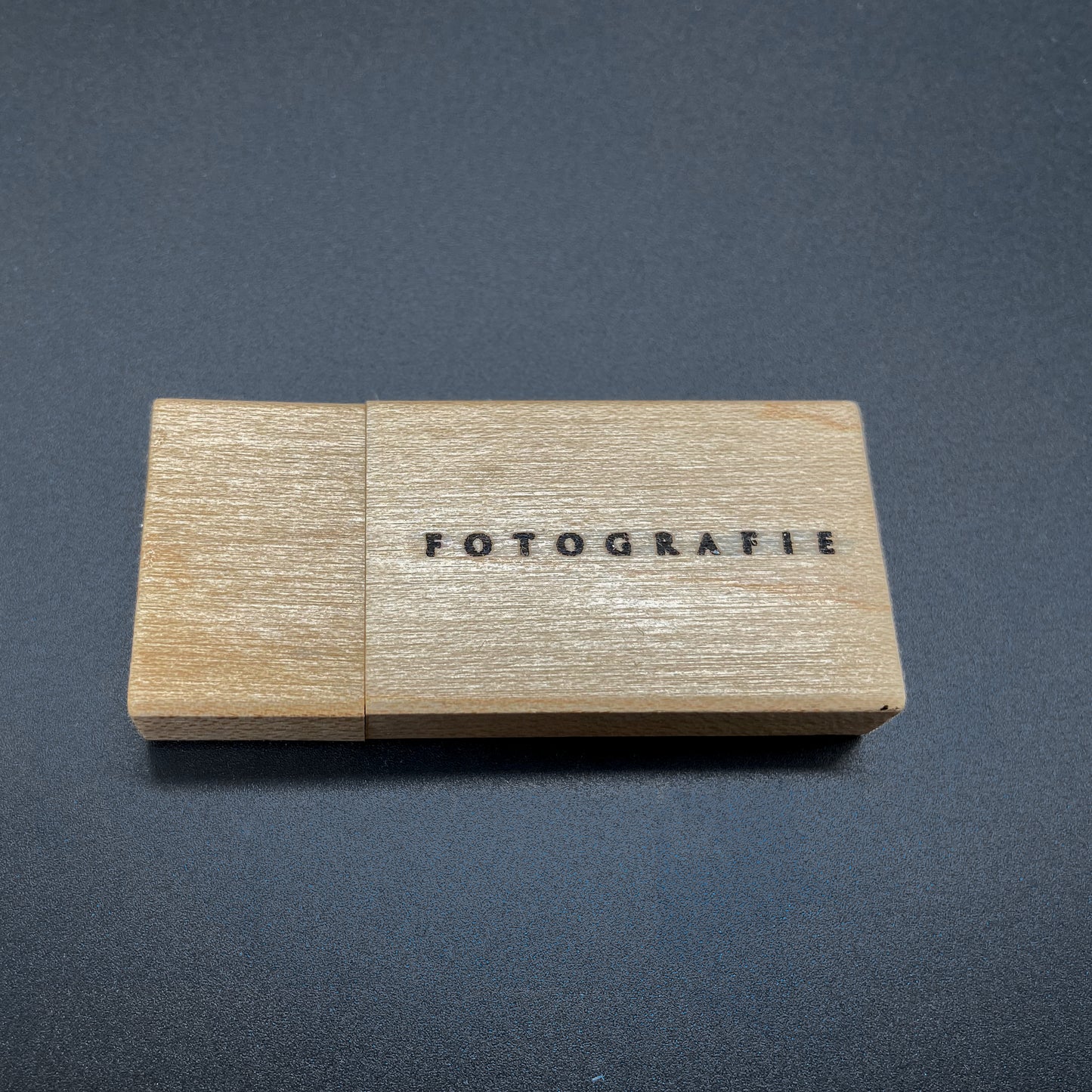 Personalisierbare Fotobox mit USB-Stick | aus Holz |  Laser Cut-Gravur | nachhaltig produziert in Deutschland